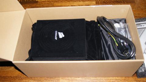 マニュアルと緩衝材を外すとそれらしき物が!