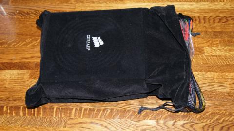 茶巾袋の中は電源の本体でしょうね!