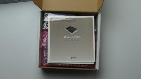 箱を開けるとマニュアルが目に入ります。