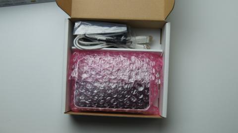 マニュアルを取り出すと本体とケーブルが見えます。