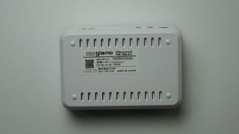 裏面にはMACアドレスや初期パスワードなどが記載されています。