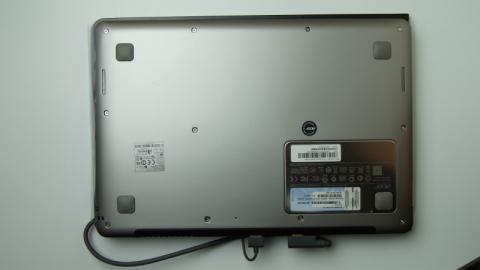 本体に吸盤補助プレートを貼り付けてOn-Lapの上にPCを乗せて貼り付けます。