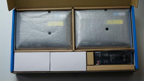 ふたを開けると2つのユニットが並んで収められていました。