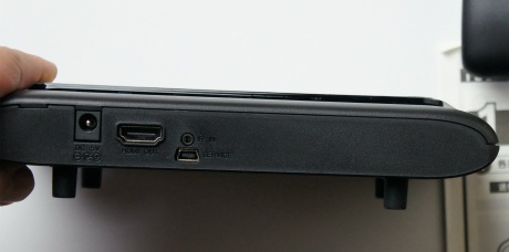 受信機には出力用のHDMI端子と電源、IrDAケーブル接続用端子とUSB端子らしき物があります。