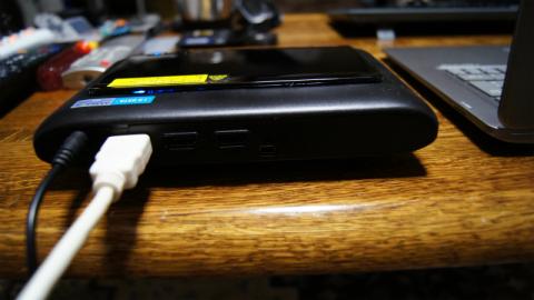 HDMIケーブルと電源を接続します。