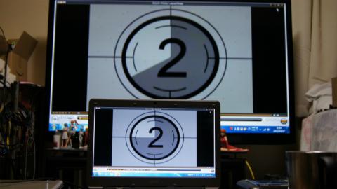 テレビが若干送れているのがわかります。