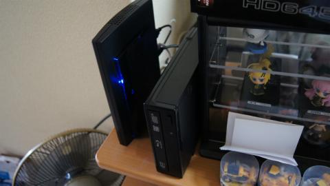 自宅の定位置にUSB.net用のBDドライブと一緒に並べて設置しました。