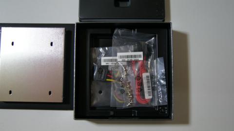 マウンタの下にはケーブルかビスが入っています