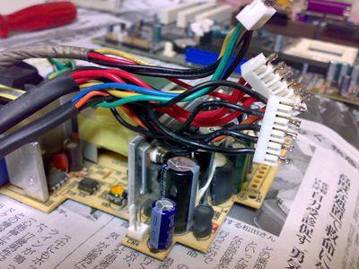 電源ユニットからケーブルを取り外す