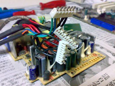 電源ユニットからケーブルを取り外す2