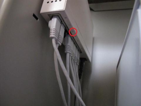 スイッチングハブの赤丸部分に接続