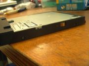 側面のネジを外すと、ガワとドライブに分かれる