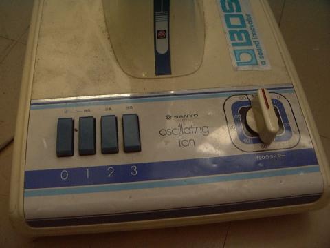 スイッチ類。埃とかで汚いですが