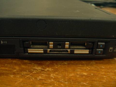 二枚挿しのPCカードスロット