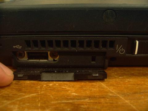 排気口下のUSBポート