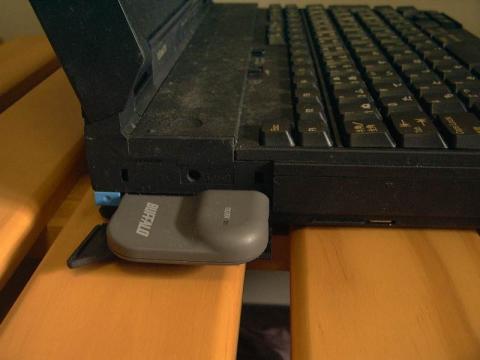 左にPCカードスロットが一つあります。近くにあった16Bitのカードを挿してみました。