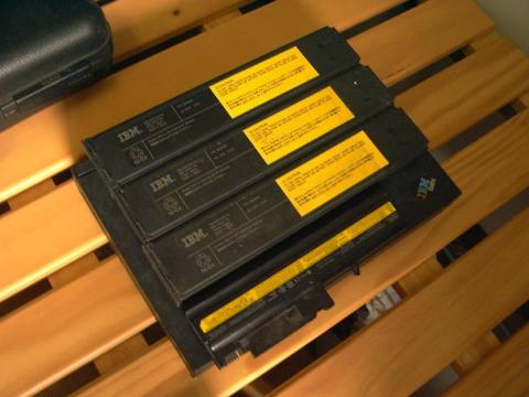 マシン幅いっぱいにとったサイズのバッテリー。なぜか3本も付いてきました。一番下はThinkPad R52の6セルリチウムイオン