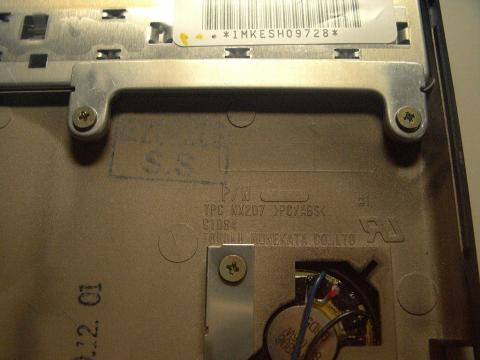 今はパームレストの爪で押さえているだけですが、こういう部品がついています。