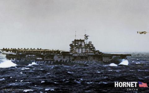 B-25を発艦させるホーネット