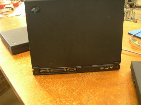 USBポートがあるのが大きな特徴。他に側面にPCカードスロットやFDポート