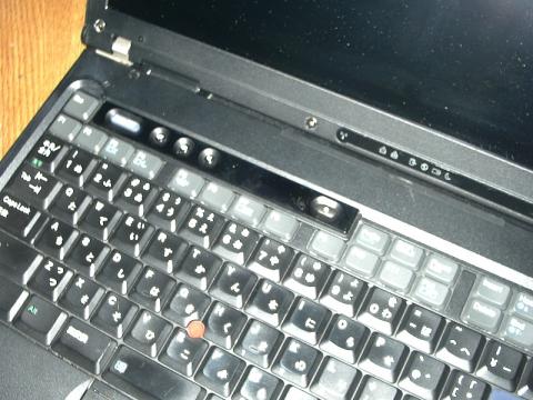 ピアノブラックのキーボード上部