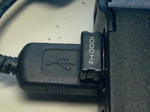 通常のUSB端子と、G700専用レシーバー