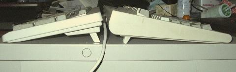 側面から。キートップの位置が弓なりに配置されている