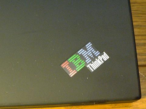 天板のロゴ部分