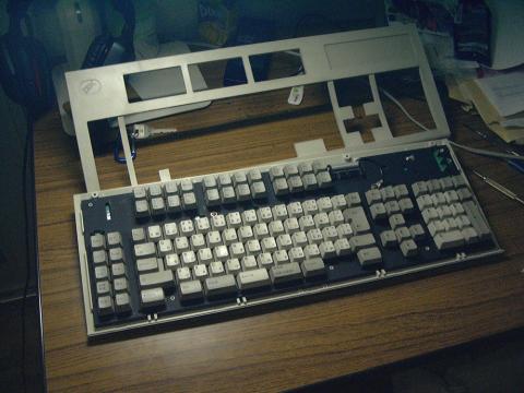 裏面の5本のねじを外せば簡単に外装が外れます