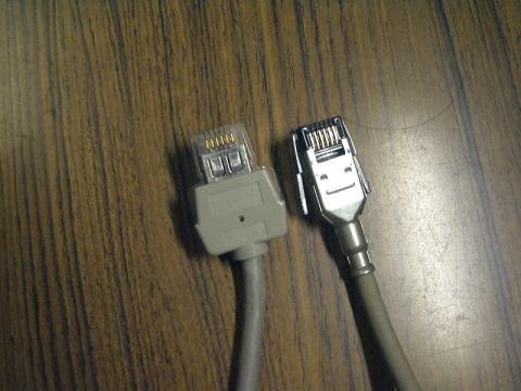 5576系(左)と、ModelM系(右)のコネクタの違い