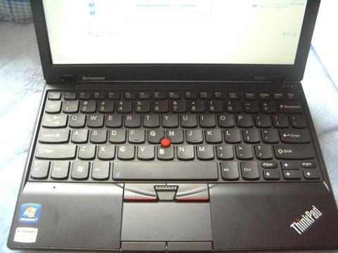 6段のアイソレーションになっても、トラックポイントは健在(これはX120e)