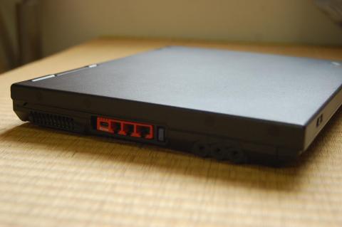 右側面。XircomのLANカードを挿しています