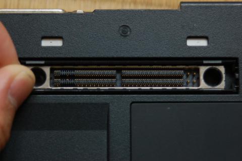 底面のドック用ポート