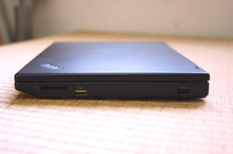 HDMIの所にあったUSBが左側に移動。SDカードスロット、パワードUSBと並びます