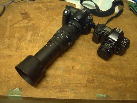 70-300mmに装着。隣はシグマの28単装着のF-801