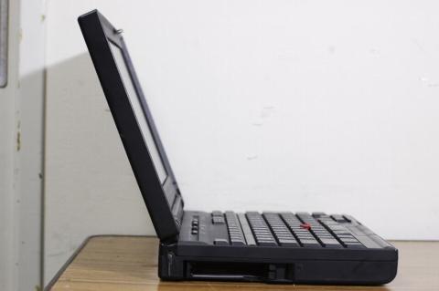 PCカード×2。B5モバイルでも、拡張性を犠牲にしないのがThinkPadだった