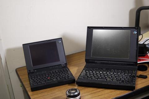 1992年発表のPS/55 note C23Vと。まさに親子、しかしCPUだけで比べても386 25MHzと486 33MHzと、小さい230の方が高速。2年間の進歩は凄まじい