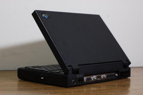 このアングルから見た、PS/55 note譲りのヒンジ間の張り出しが好き