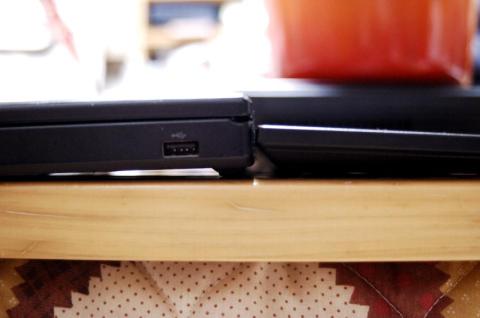 一般的なモバイルノートの半分の薄さ