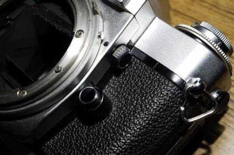 上のレバーがミラーアップ