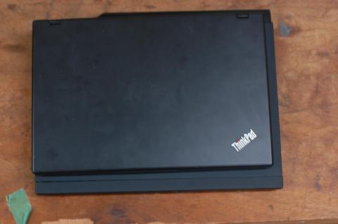 X120e V.S. X201 天板のlenovoロゴが無い2010年式たち