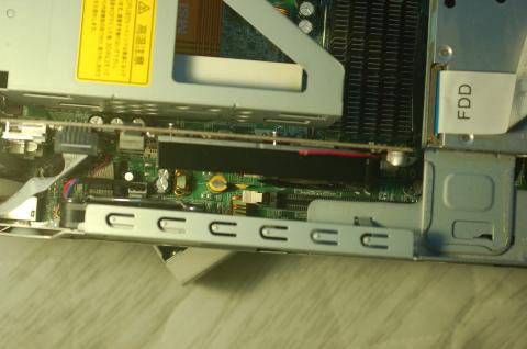 ファンの真下にはメモリスロットが