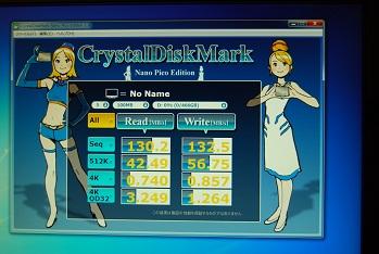 SATA2接続のドライブ。こっちもRAID1。あれれ、、、こっちの方が数字がいいのは、、、なぜ???