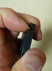 底のふたを開けて、電池を挿入してみる。