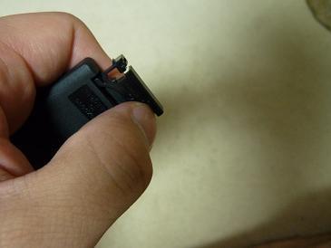 電池を入れるトレイを引き出して・・・