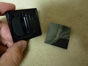 ダッシュボード用ブランケットに、粘着マットを貼り付けます。