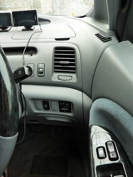 うちの車のOBDコネクタは、ハンドル右下にありました。