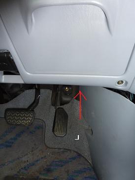 この裏に隠れていました。