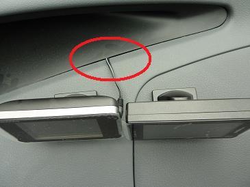 ダッシュボードの陰に隠れるように配線されています。