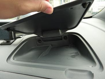 開けるとビス止めされているので、